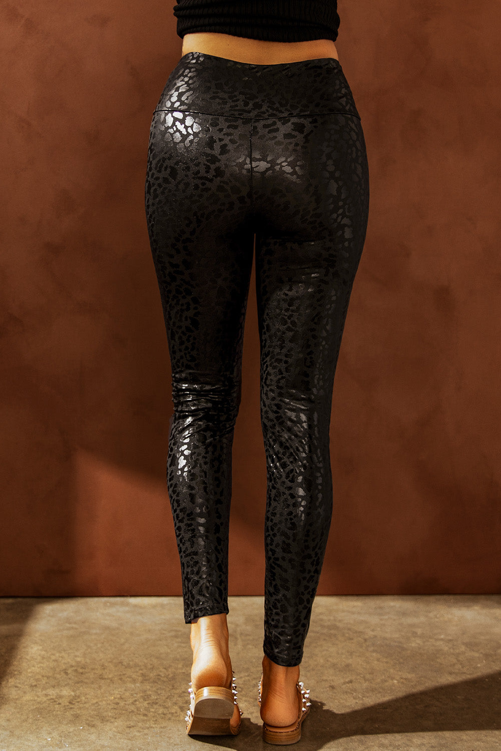 Black Casual Shiny Leopard Print Cropped LeggingsMaterial:95%Polyester+5%Elastane

• Embrace your wild side with these leggings, adding a touch of fierce style to your wardrobe.
• The high waist design of these l