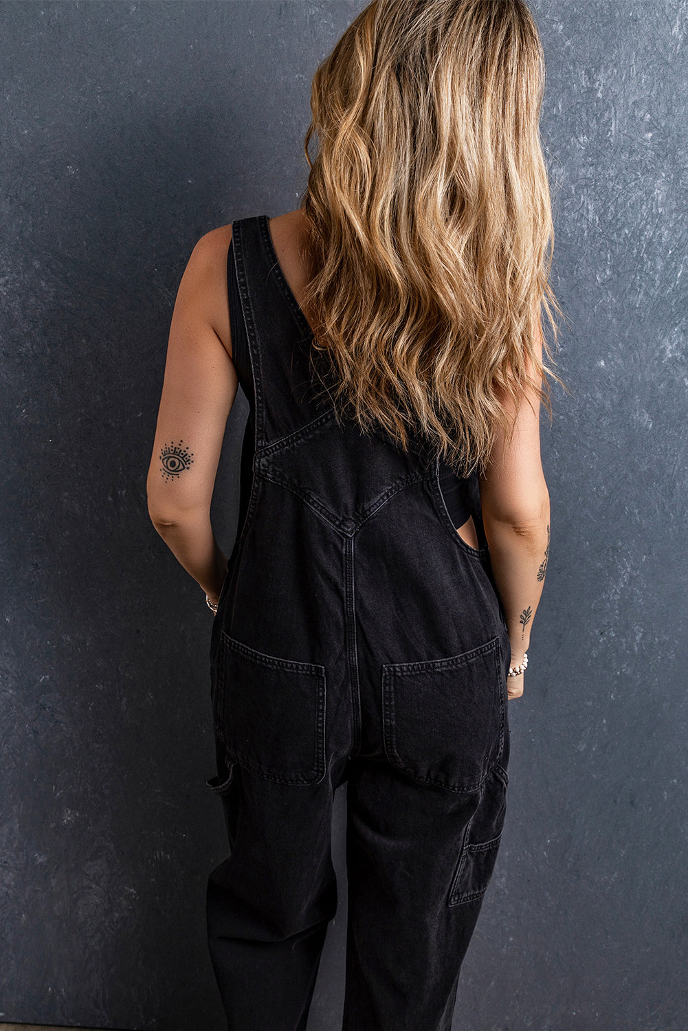 Black Adjustable Buckle Straps Multi Pocket Denim JumpsuitMaterial:65%Cotton+33%Polyester+2%Elastane

• Stylishly versatile, this black denim jumpsuit features adjustable buckle straps for a customized fit that effortlessl