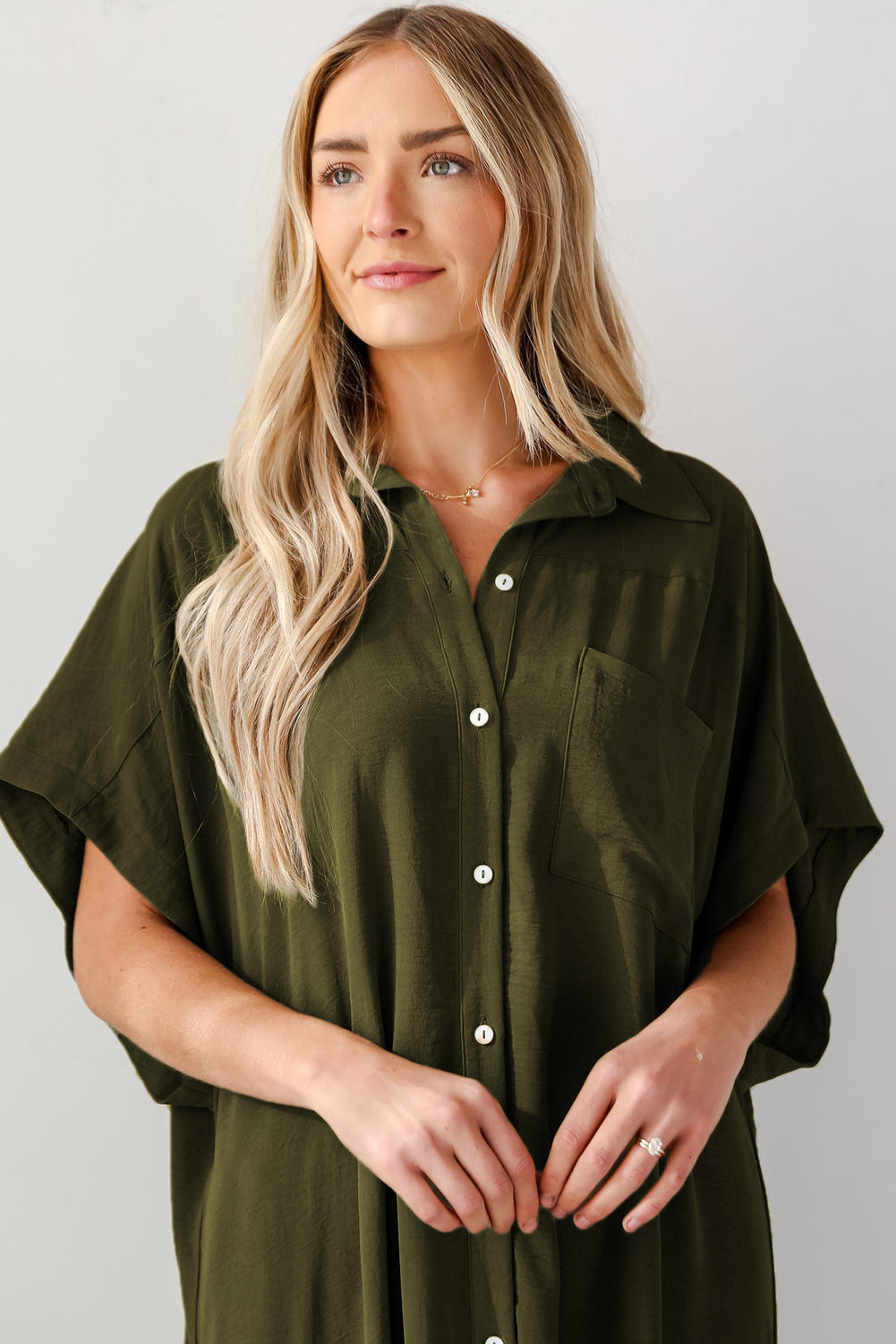 Jungle Green Loose High Low Side Slits Short Sleeve Shirt DressMaterial:100%Polyester


	

			This dress is designed to be friendly to any shape, offering a relaxed fit and comfortable wear.
		
		
			Featuring a collared n