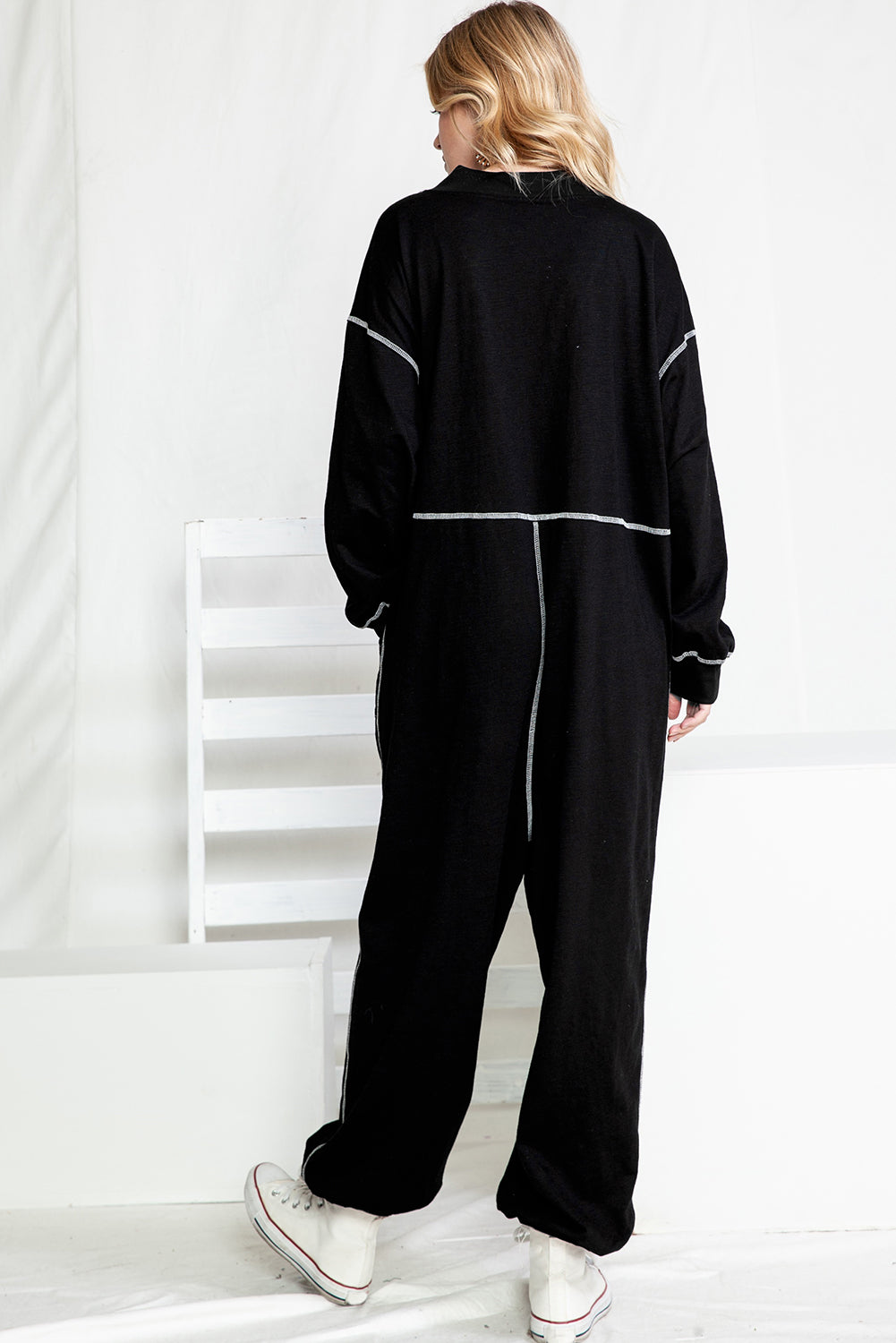 Black Exposed Seam Oversized Drop Waist JumpsuitMaterial:62.7%Polyester+37.3%Cotton



		The jumpsuit is a fashionable and versatile one-piece outfit that combines comfort and style.
	
	
		This jumpsuit featu