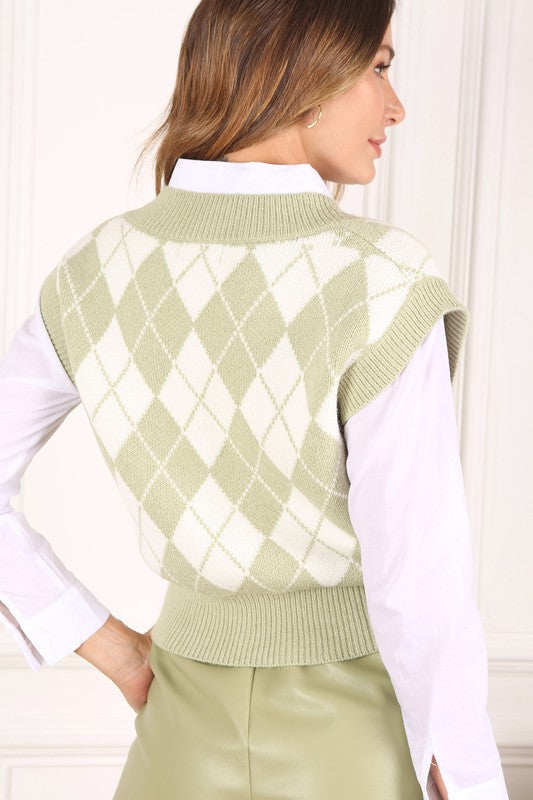 Knitted argyle sweater vest- Knitted argyle sweater vest (yarn dyed, not printed)- Pattern type : argyle pattern- Neck line : V neck- Sleeve length : sleeveless- Stretch : stretch- Sheer : not