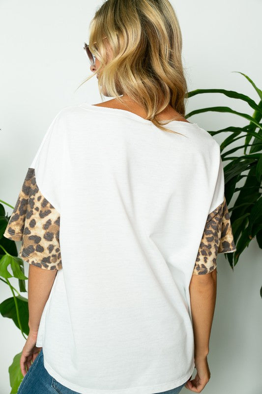 TERRY SOLID ANIMAL BOXY TOPFRENCH TERRY SOLID AND ANIMAL PRINT SHORT SLEEVE FRONT POCKET RAW EDGE DETAIL OVERSIZE FIT TOP 87% POLYESTER, 10% RAYON, 3% SPANDEX MADE IN USAS/M/L 2-2-2
Style: Cas