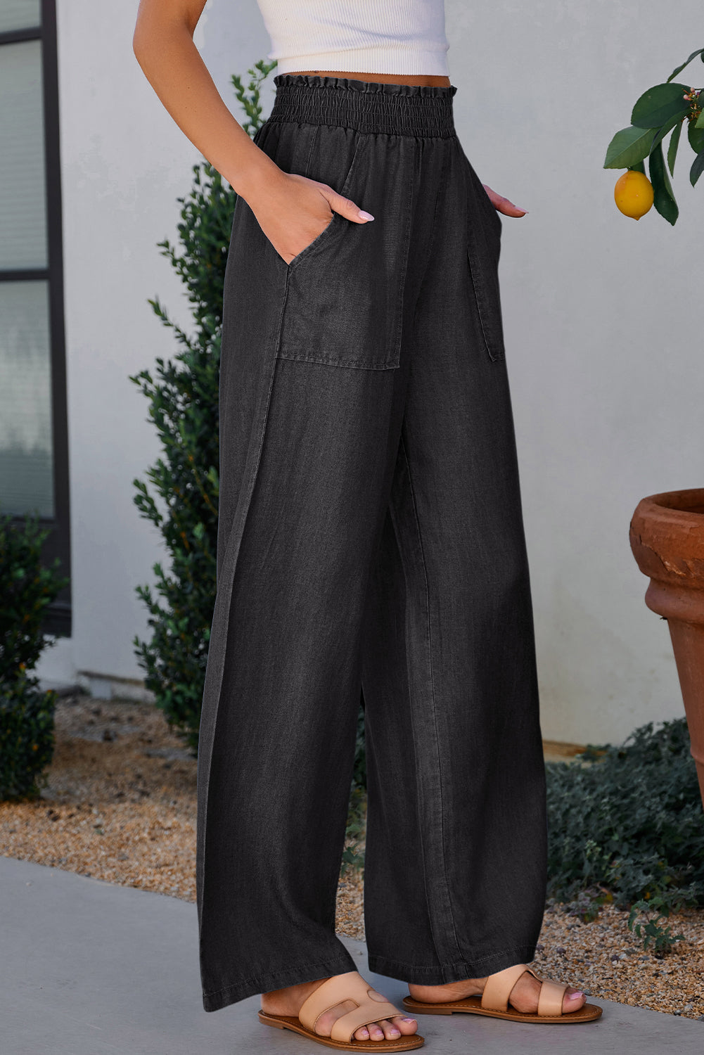 Black Side Pockets Frilled Smocked High Waist Wide Leg JeansMaterial:100%Lyocell

• Embrace a seaside vibe with these jeans featuring side pockets for practicality and frilled detailing for a touch of playful charm.
• Eleva