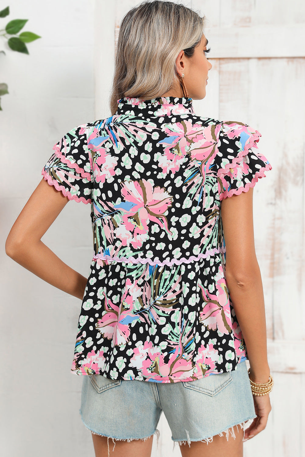 Pink Boho Floral Print Ricrac Splicing Short Sleeve BlouseMaterial:100%Polyester



		The blouse is a charming and bohemian-inspired piece for your wardrobe.
	
	
		Featuring a mix of floral prints, this blouse exudes a