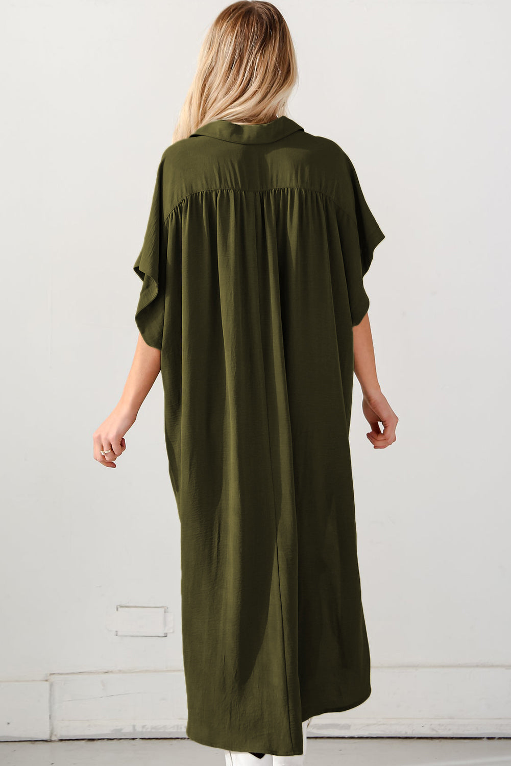 Jungle Green Loose High Low Side Slits Short Sleeve Shirt DressMaterial:100%Polyester


	

			This dress is designed to be friendly to any shape, offering a relaxed fit and comfortable wear.
		
		
			Featuring a collared n