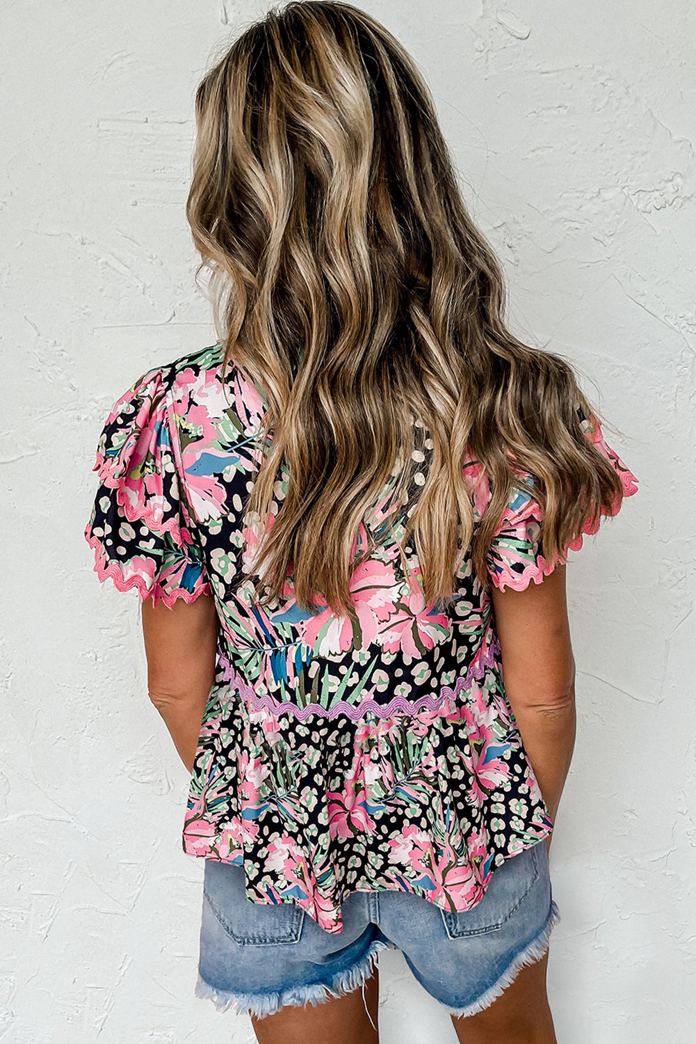 Pink Boho Floral Print Ricrac Splicing Short Sleeve BlouseMaterial:100%Polyester



		The blouse is a charming and bohemian-inspired piece for your wardrobe.
	
	
		Featuring a mix of floral prints, this blouse exudes a