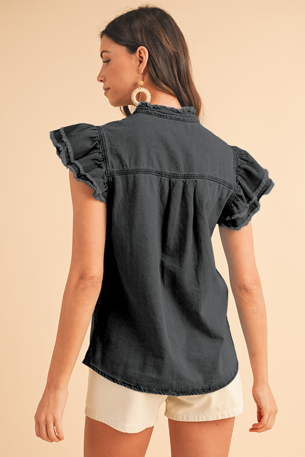 Beau Blue Button Front Ruffled Flutter Frayed Denim TopMaterial:100%Cotton



		The ruffled flutter sleeves create a playful and flirty look, adding movement and charm to the overall design.
	
	
		The frayed detaili