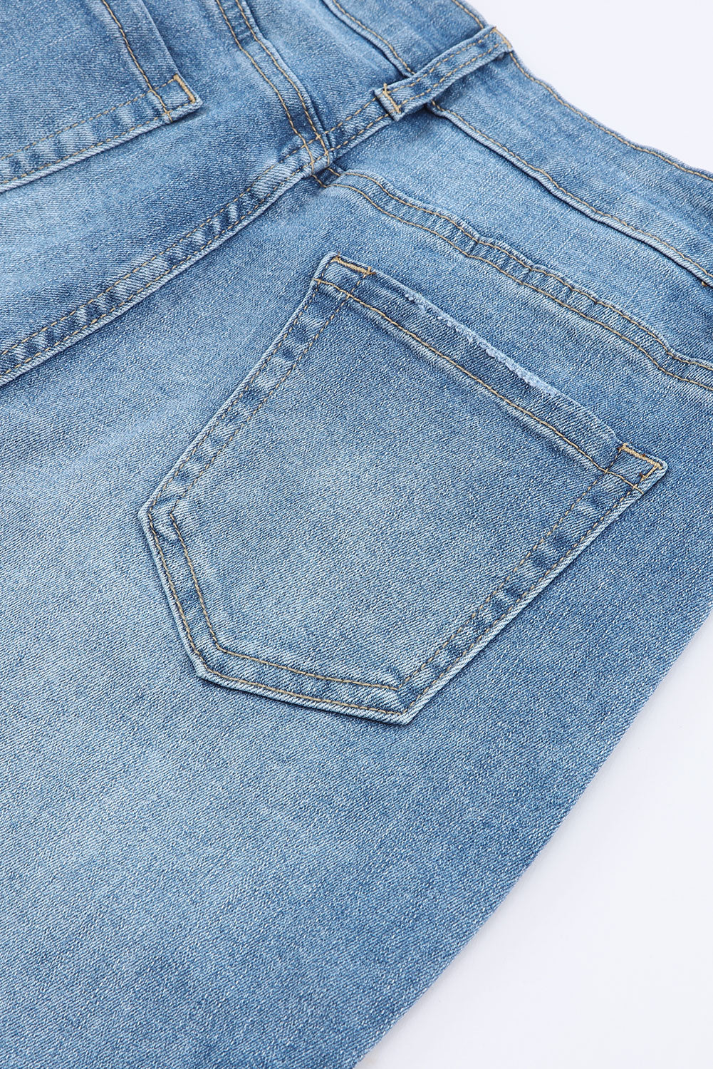 Blue Light Wash High Waisted Bell Bottom JeansMaterial:71%Cotton+27.5%Polyester+1.5%Elastane



		• These jeans are made from high-quality denim material, ensuring durability and long-lasting wear.
	
	
		• 