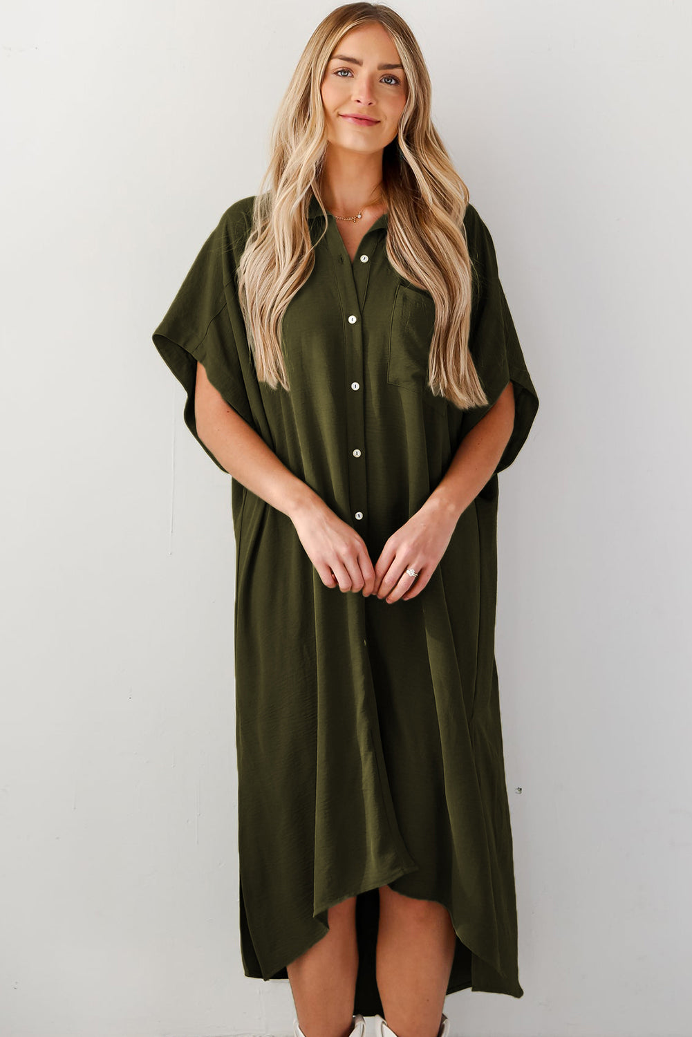 Jungle Green Loose High Low Side Slits Short Sleeve Shirt DressMaterial:100%Polyester


	

			This dress is designed to be friendly to any shape, offering a relaxed fit and comfortable wear.
		
		
			Featuring a collared n