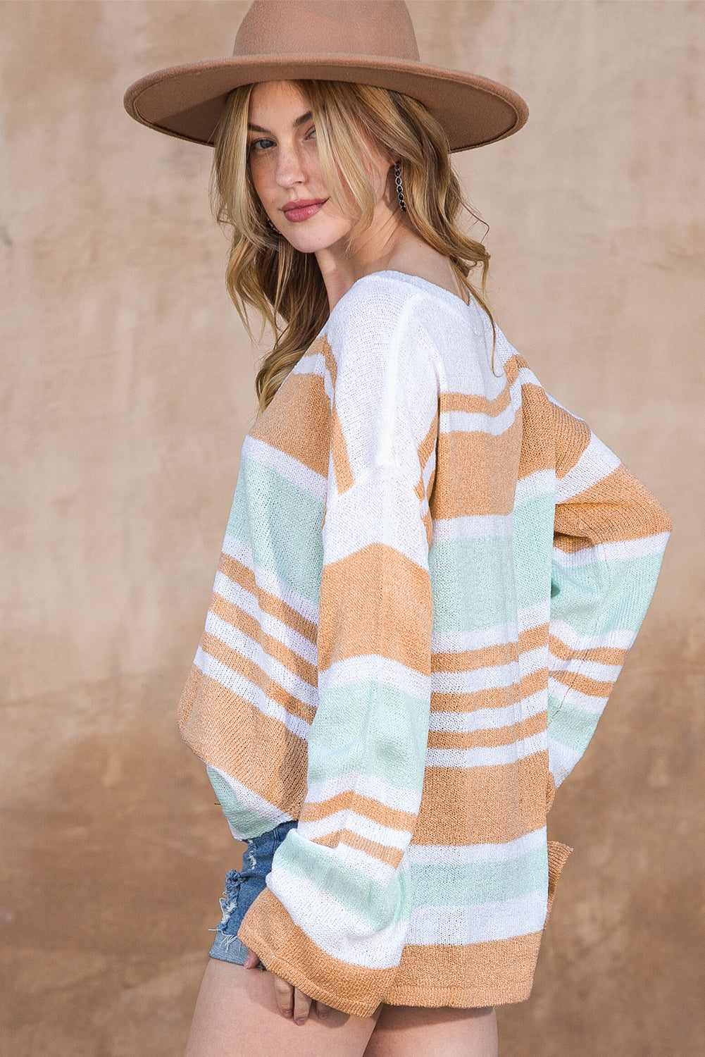 Multicolor Colorblock Stripe V Neck Split SweaterMaterial:100%Acrylic


	


		The V-neckline and split hem add a touch of elegance, while the colorblock design adds a modern and trendy twist.
	
	
		Add a pop