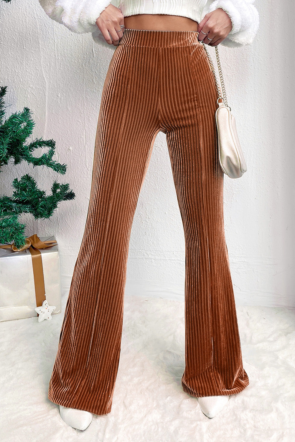 Chestnut Solid Color High Waist Corduroy Flare PantsMaterial:90%Polyester+10%Elastane



		These pants feature a high waist design, which offers a flattering silhouette and can make the wearer's legs appear longer. 