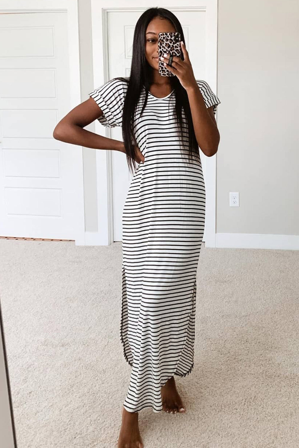 Black Striped Print Side Split Short Sleeve V Neck Maxi DressMaterial:65%Viscose+30%Polyester+5%Elastane



		•Maxi length and t-shirt style make it a comfortable and versatile piece.
	
	
		•The v-neckline and short sleev