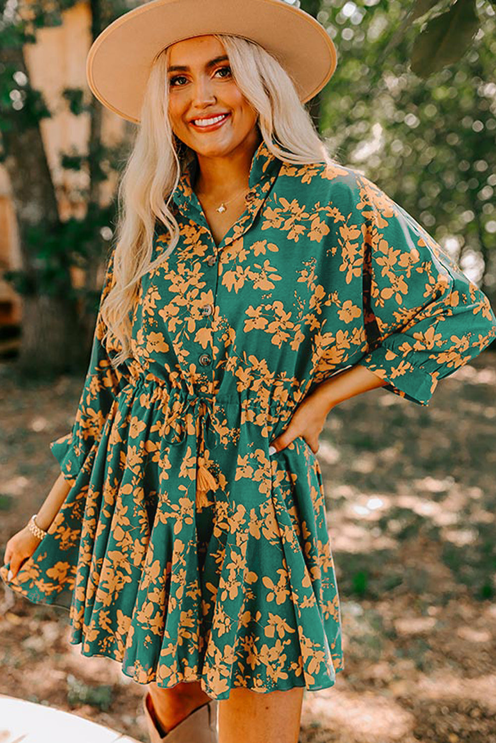 Green Floral Print Drawstring Flowy Short DressMaterial:100%Polyester

• Embrace the carefree boho spirit in this mini dress, featuring a playful floral pattern that exudes effortless charm. 
• The adjustable d