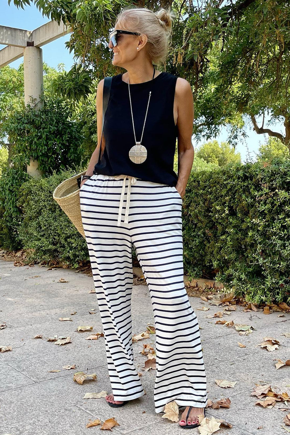 White Striped Casual Drawstring Wide Leg Pants with PocketsMaterial:85%Polyester+10%Cotton+5%Elastane



		•Ideal for casual occasions and warmer weather.
	
	
		•Adjustable drawstring waist for a customizable fit.
	
	