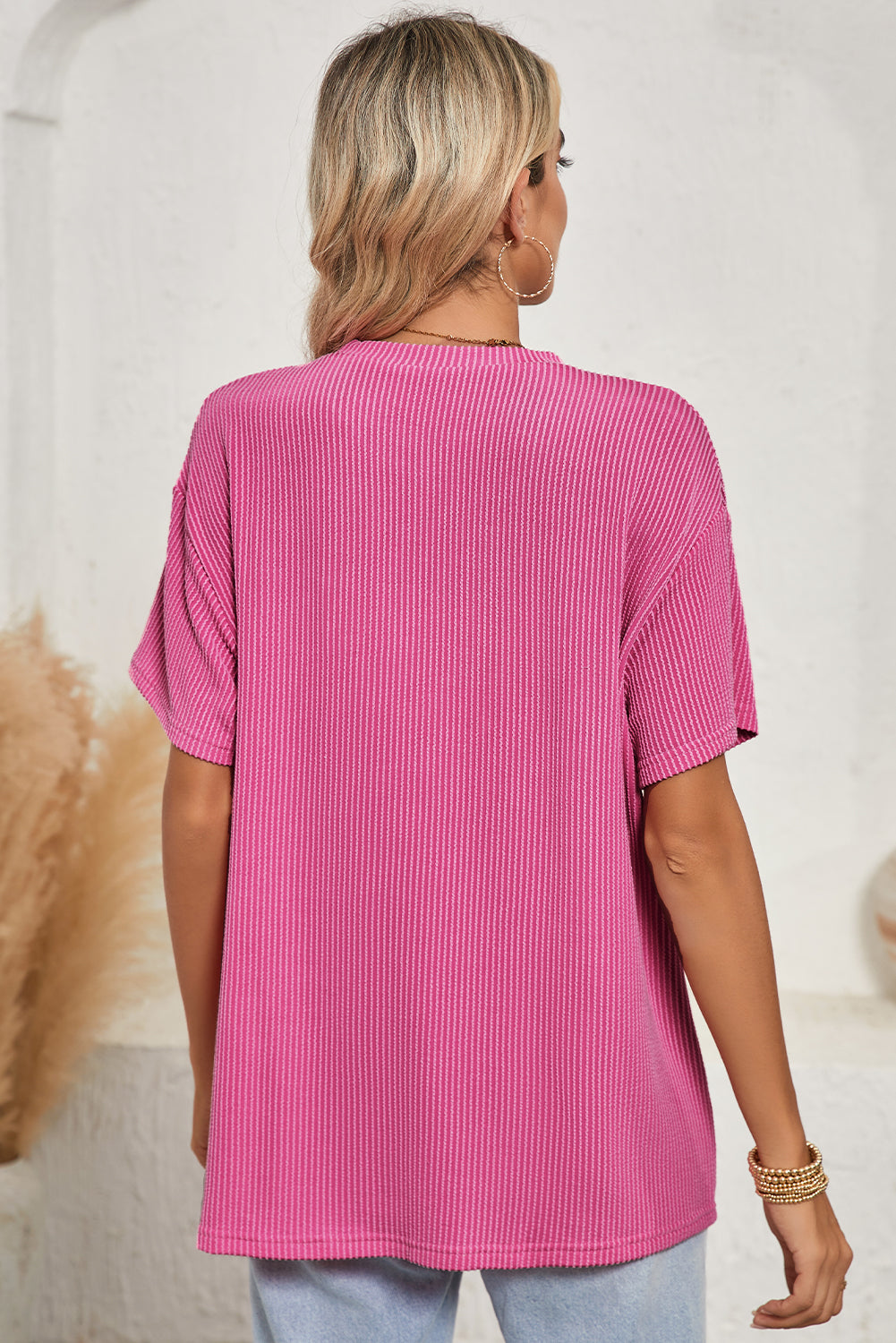 Pink Crinkle Rib Knit Pocketed Loose Fit Crew Neck T ShirtMaterial:75%Polyester+20%Viscose+5%Elastane

• Pink T Shirt offers a charming, feminine touch with its soft pink color and crinkle rib texture, perfect for a casual