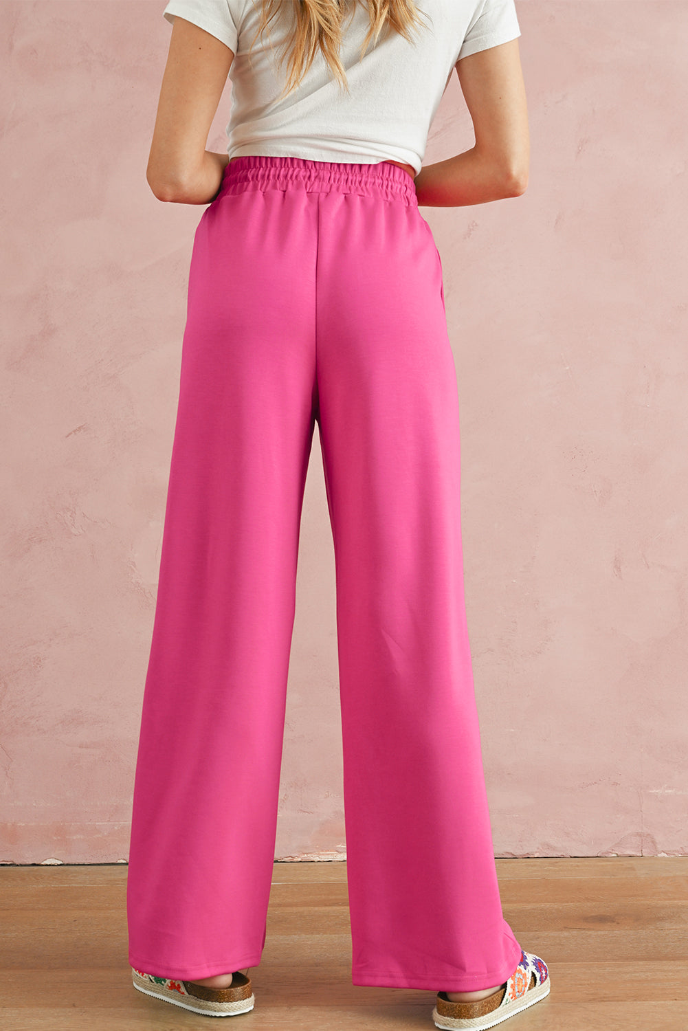 Rose Red Drawstring Smocked Waist Wide Leg PantsMaterial:50%Polyester+45%Viscose+5%Elastane



		The high waist and wide leg designs ensure wearers feel slim and fashionable.
	
	
		Featuring an elastic smocke