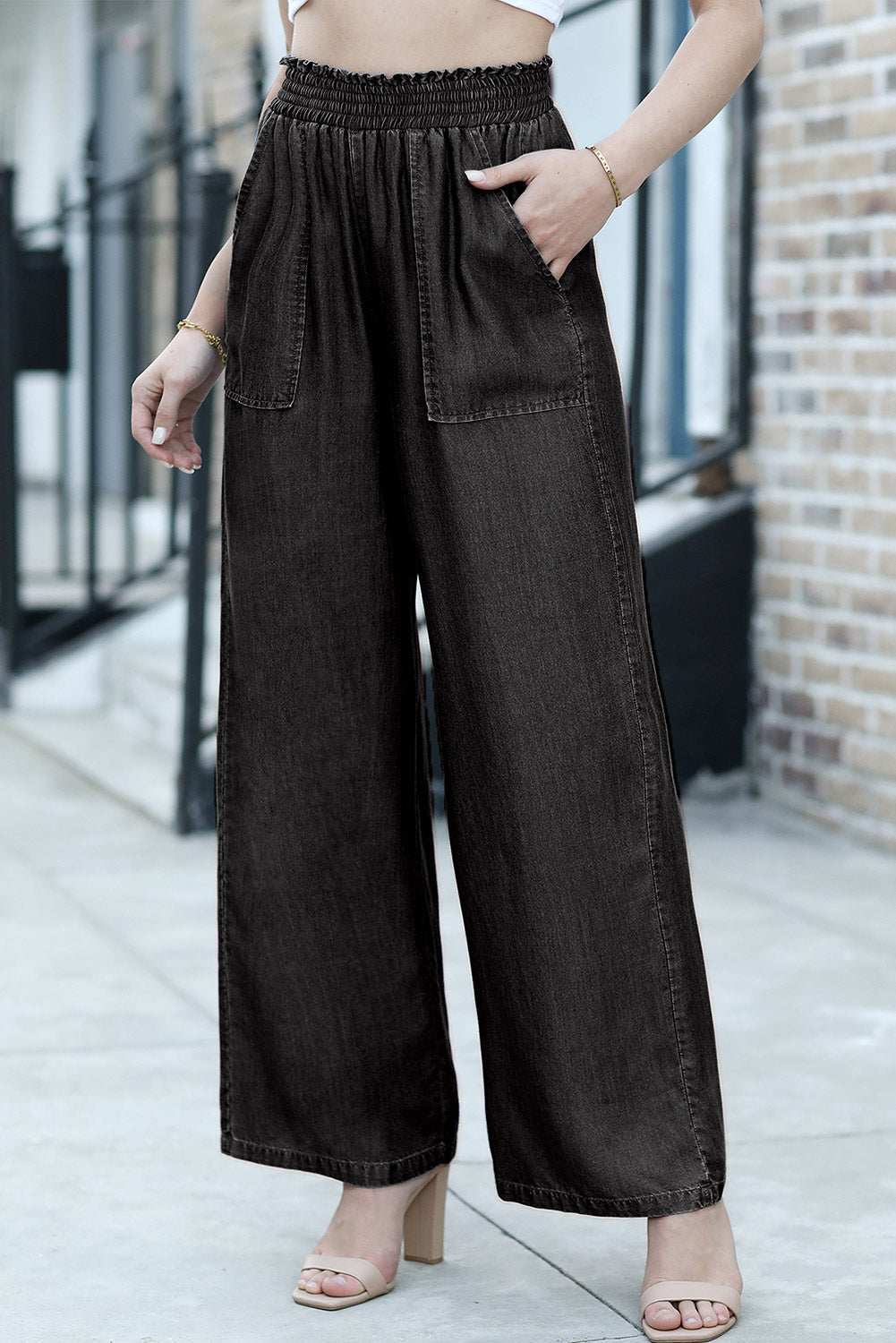 Black Side Pockets Frilled Smocked High Waist Wide Leg JeansMaterial:100%Lyocell

• Embrace a seaside vibe with these jeans featuring side pockets for practicality and frilled detailing for a touch of playful charm.
• Eleva