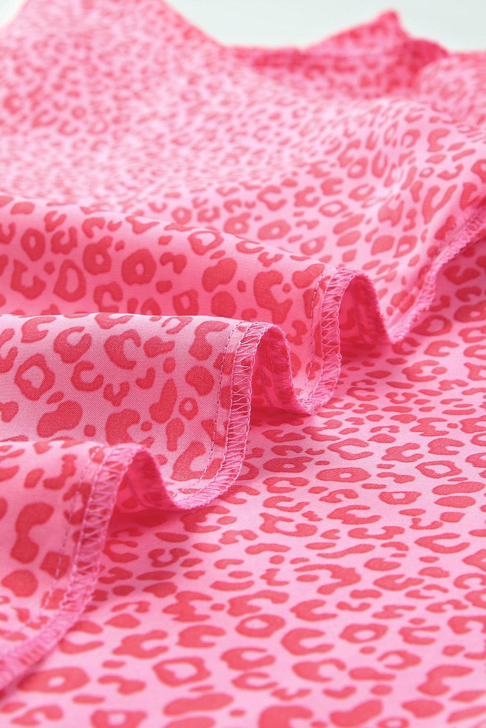 Pink Leopard Puff Sleeve Shirred Cuffs Oversized BlouseMaterial:100%Polyester



		It features a playful and feminine design with a pink leopard print, puff sleeves, and shirred cuffs for a unique touch.
	
	
		Made 