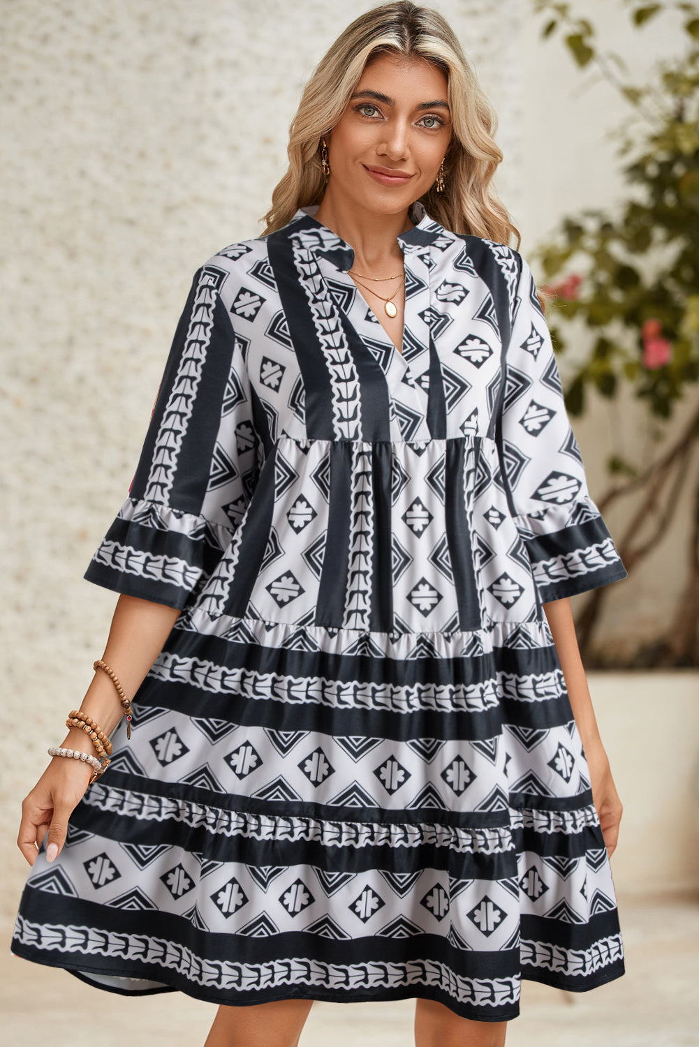 Blue Abstract Print Bell Sleeve V Neck Boho Tiered DressMaterial:100%Polyester

• This dress features a mesmerizing abstract pattern in shades of blue, adding a unique touch to your look. 
• The V-neck and tiered silhou