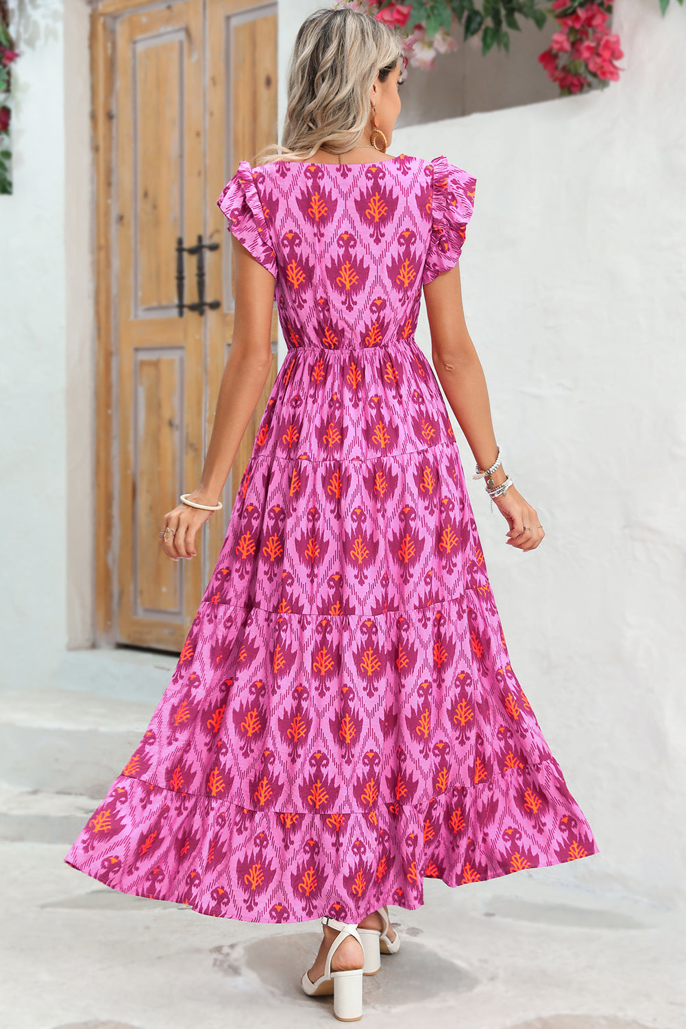 Bonbon Boho Abstract Print Ruffle Tiered Maxi DressMaterial:81%Viscose+19%Polyamide



		The dress embodies a bohemian style, characterized by its free-spirited and relaxed aesthetic. 
	
	
		The maxi length of t