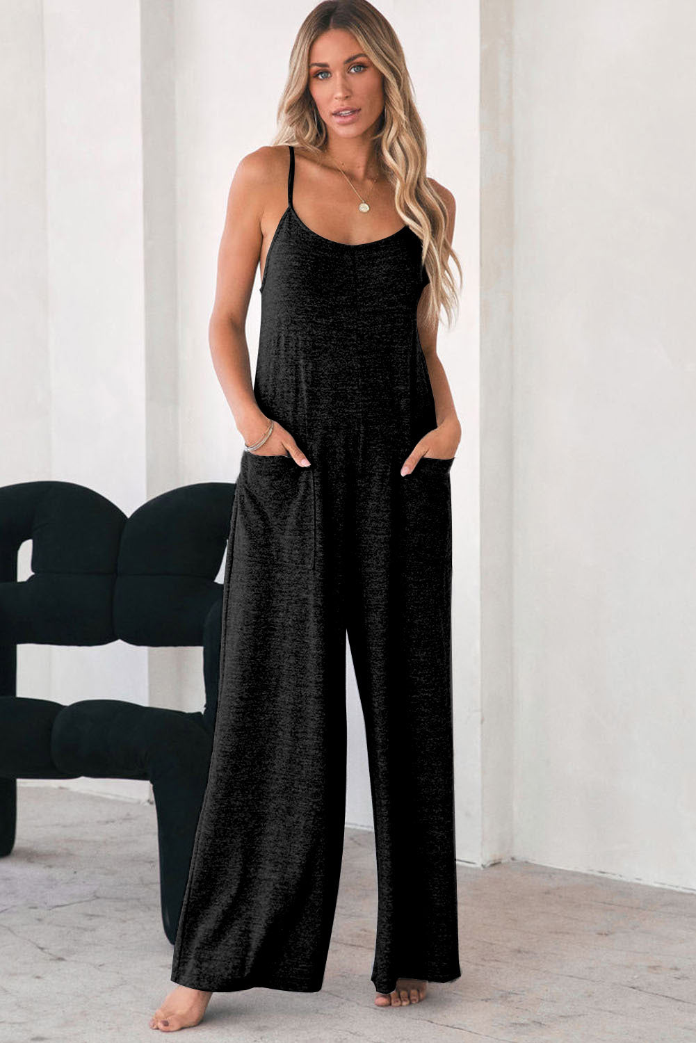 Gray Loose Fit Side Pockets Spaghetti Strap Wide Leg JumpsuitMaterial:65%Polyester+30%Cotton+5%Elastane



		Featuring a loose fit, the wide leg
jumpsuit provides freedom of movement
	
	
		Spaghetti straps highlight wome