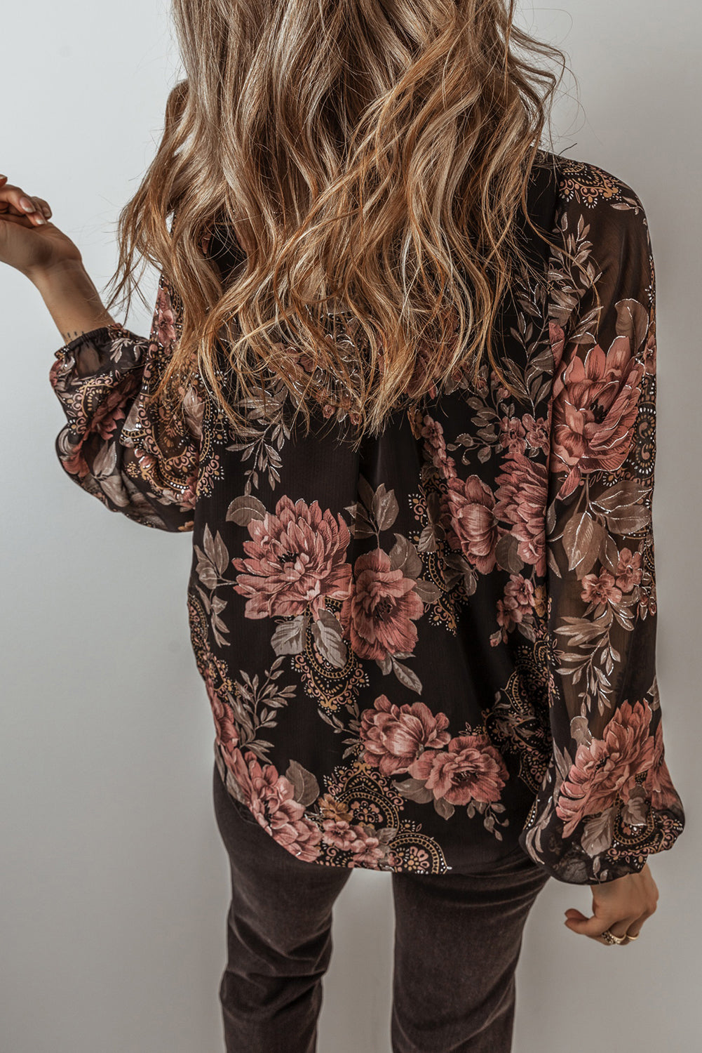 Black Floral Print Criss Cross V Neck Balloon Sleeve BlouseMaterial:100%Polyester

• Embrace elegance with the blouse, perfect for adding a touch of sophistication to your daily outfits.
• The striking floral print adds a 