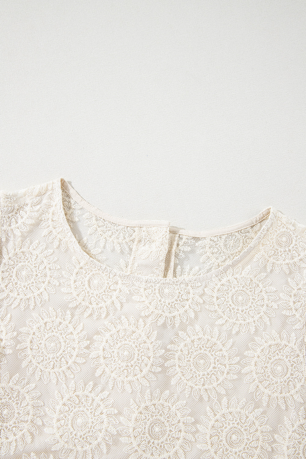 Oatmeal Flower Jacquard Button Back Ruffle 3/4 Sleeve BlouseMaterial:100%Cotton

• Luxurious flower jacquard fabric gives a sophisticated touch to this blouse, perfect for both casual and formal occasions.
• Delicate ruffle