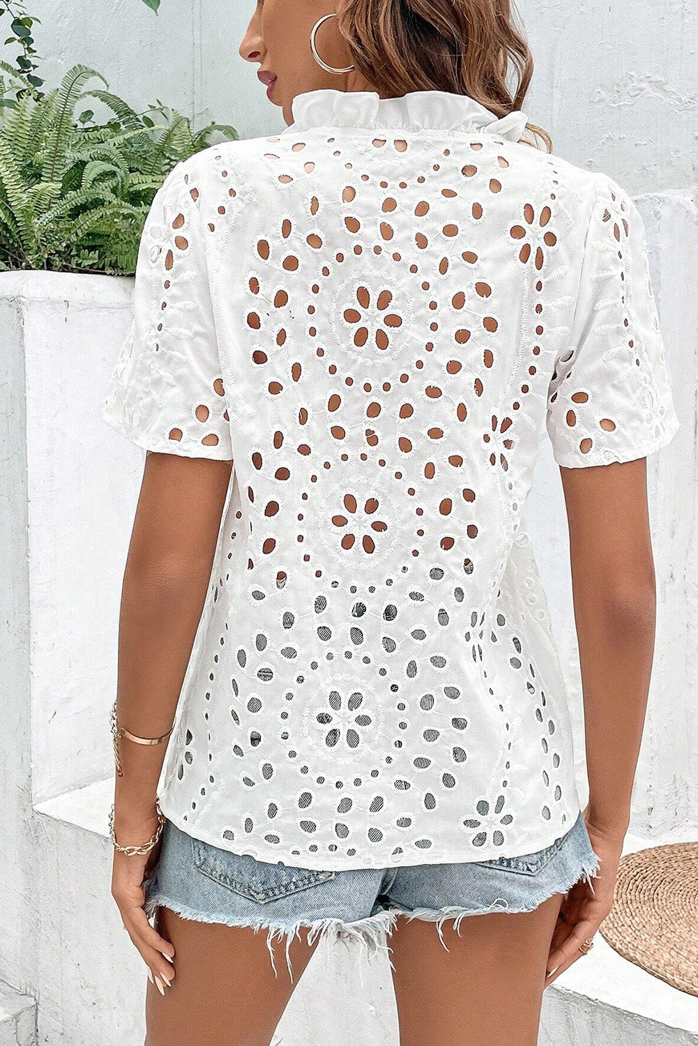 White Boho Geometric Pattern V Neck Cut-out BlouseMaterial:100%Cotton



		The blouse is a trendy and stylish top that combines bohemian elements with a modern geometric pattern.
	
	
		The cut-out details on th