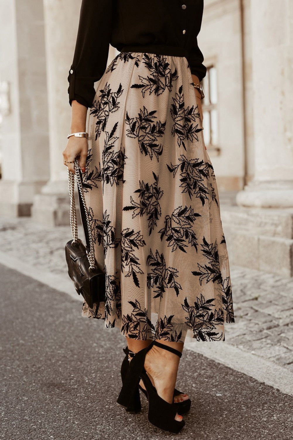 Apricot Floral Leaves Embroidered High Waist Maxi SkirtMaterial:100%Polyamide



		Floral and
leaves embroidered makes the skirt very elegant
	
	
		High waist maxi
skirt outlines women’s slender waistline
	
	
	