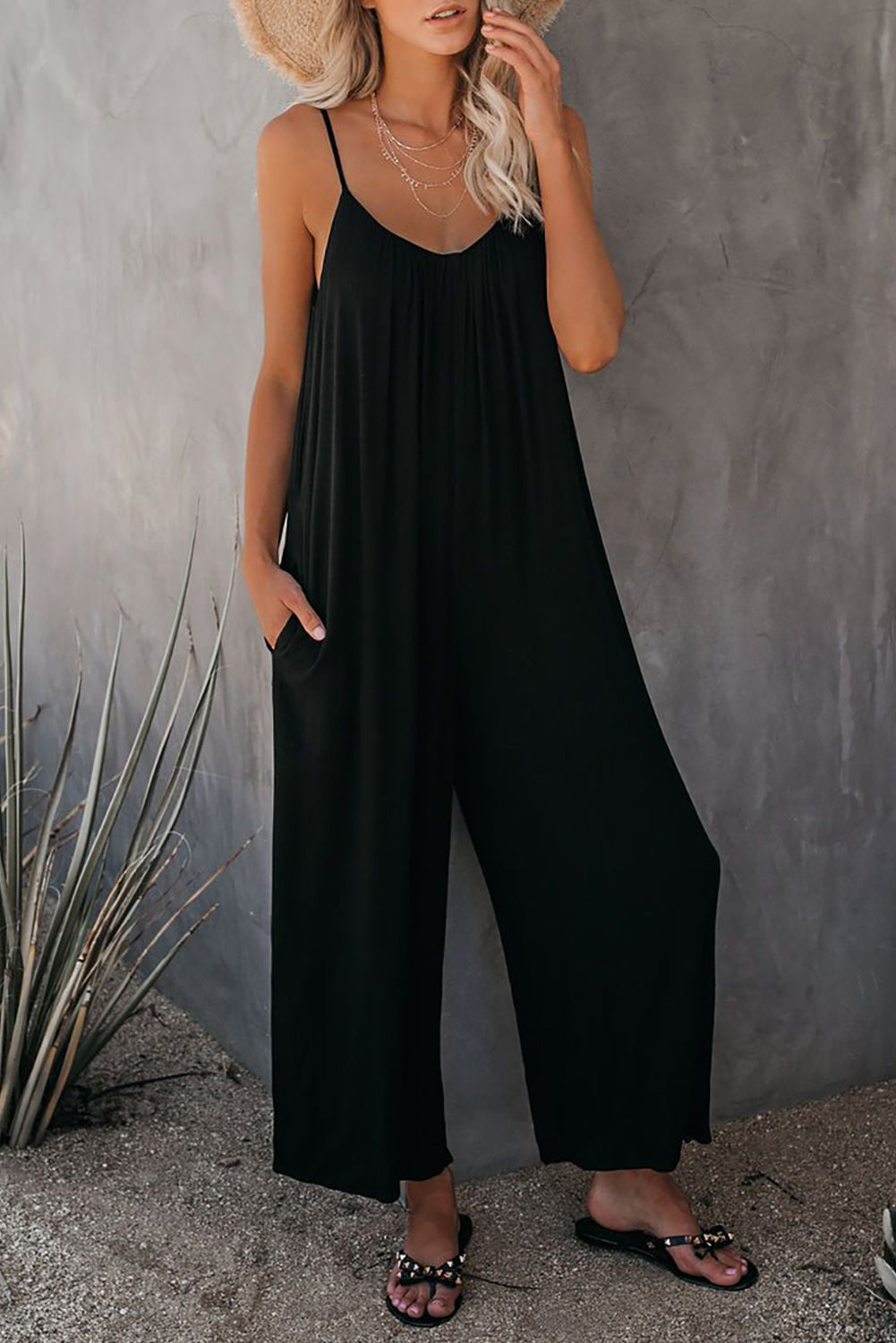 Grey Casual Spaghetti Straps Wide Leg Pocketed JumpsuitsMaterial:Knit


	


		Sleeveless spaghetti straps allow you to expose a large area of skin, making you cooler in summer
	
	
		The wide-leg version is very sty