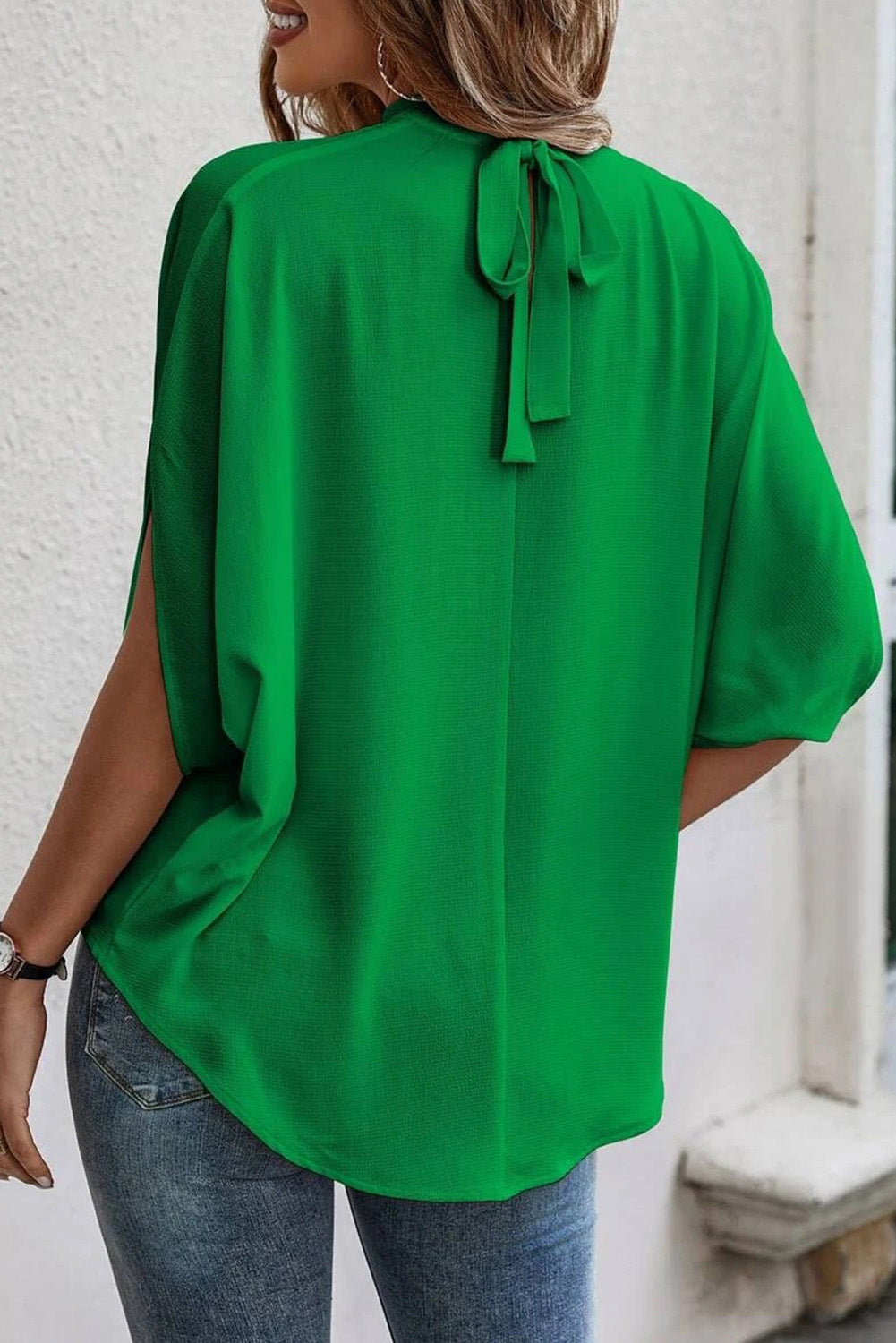 Bright Green Solid Color Batwing Sleeve Knotted BlouseMaterial:95%Polyester+5%Elastane



		The blouse is designed with batwing sleeves, which are loose and wide, creating a relaxed and comfortable fit. The batwing sl