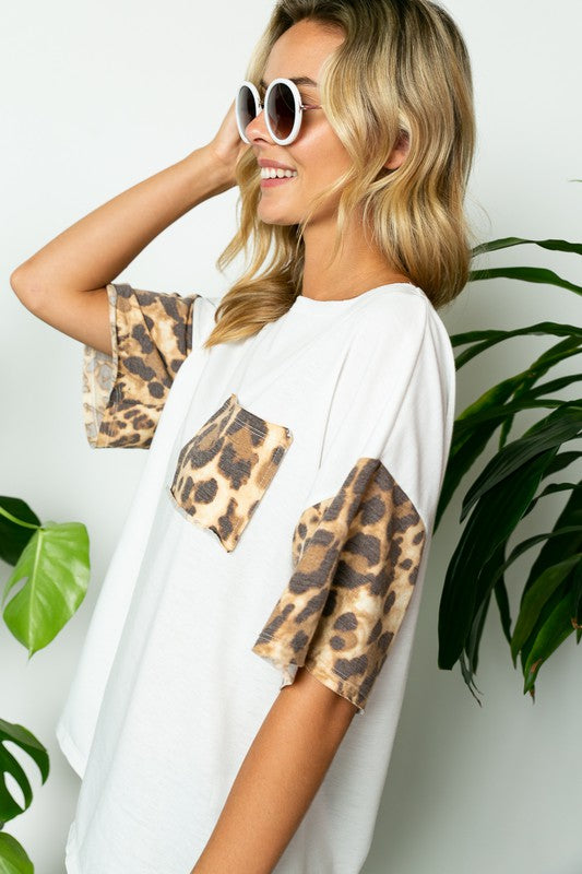 TERRY SOLID ANIMAL BOXY TOPFRENCH TERRY SOLID AND ANIMAL PRINT SHORT SLEEVE FRONT POCKET RAW EDGE DETAIL OVERSIZE FIT TOP 87% POLYESTER, 10% RAYON, 3% SPANDEX MADE IN USAS/M/L 2-2-2
Style: Cas