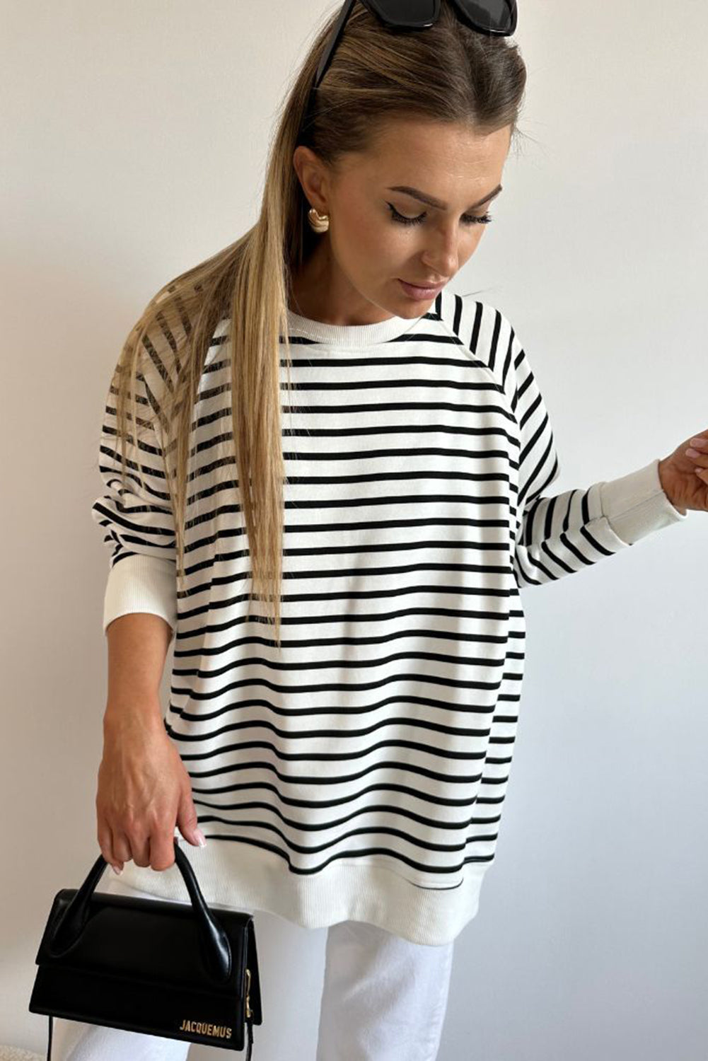 Black Stripe Raglan Sleeve Loose Split SweatshirtMaterial:95%Cotton+5%Elastane

• Effortlessly stylish, this sweatshirt is perfect for casual outings or lounging at home. 
• Crafted from high-quality materials, t