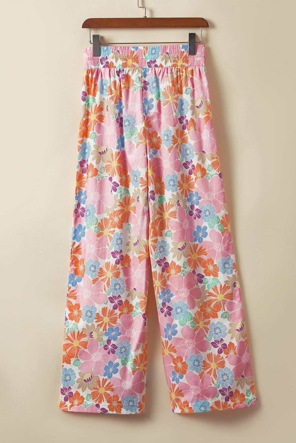 Green Floral Print Smocked Waist Loose PantsMaterial:100%Cotton


	


		The pants feature a vibrant and stylish floral print, adding a pop of color and flair to your wardrobe.
	
	
		Designed with a smoc