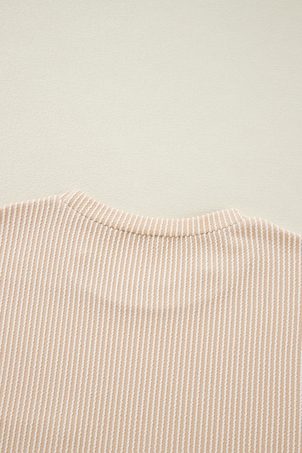 Pink Crinkle Rib Knit Pocketed Loose Fit Crew Neck T ShirtMaterial:75%Polyester+20%Viscose+5%Elastane

• Pink T Shirt offers a charming, feminine touch with its soft pink color and crinkle rib texture, perfect for a casual