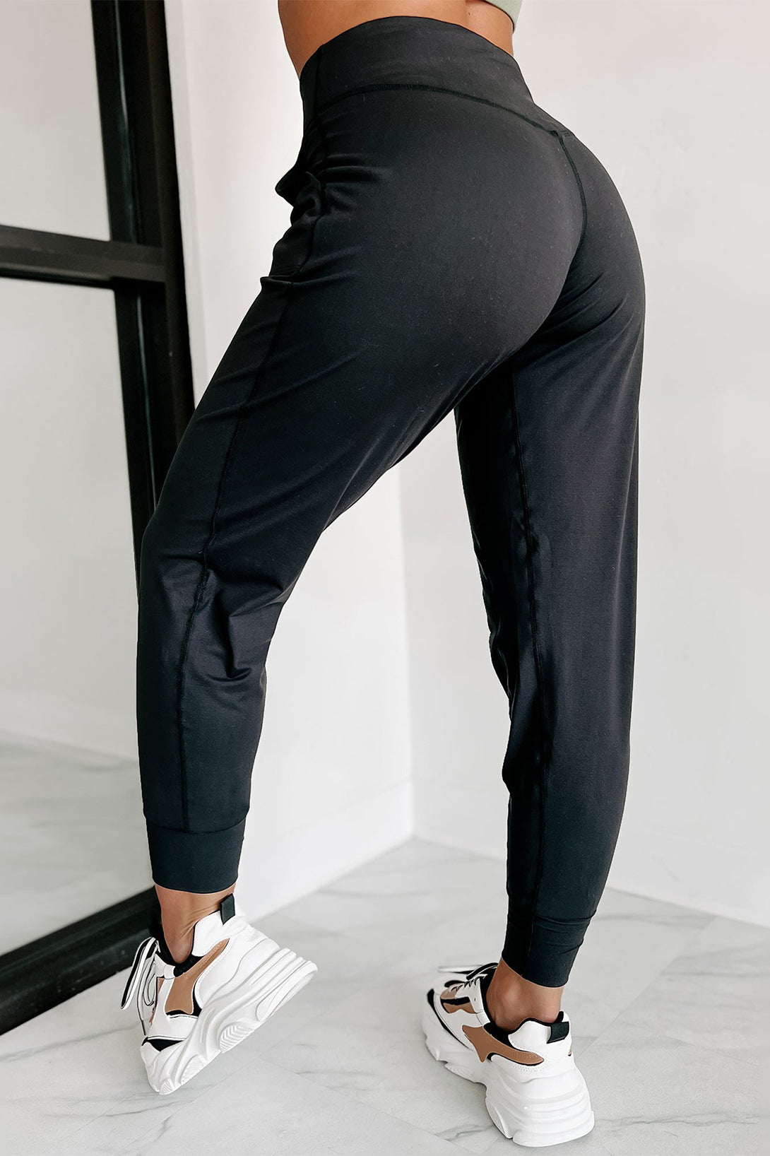 Black Exposed Seam High Waist Pocketed JoggersMaterial:100%Polyester



		These solid joggers are a versatile addition to your wardrobe, suitable for individuals of all body types.

	
		The exposed seam desi