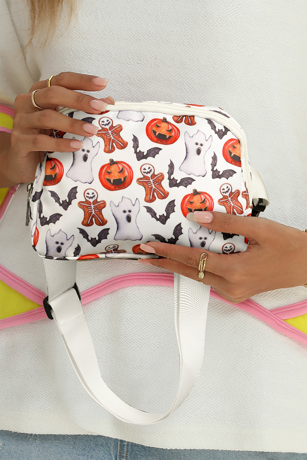 White Halloween Pattern Print Wide Belt Square Crossbody BagMaterial:nylon



		Elevate your Halloween style with this trendy square crossbody bag.
	
	
		Wide strap can be easily adjusted for a comfortable fit.
	
	
		