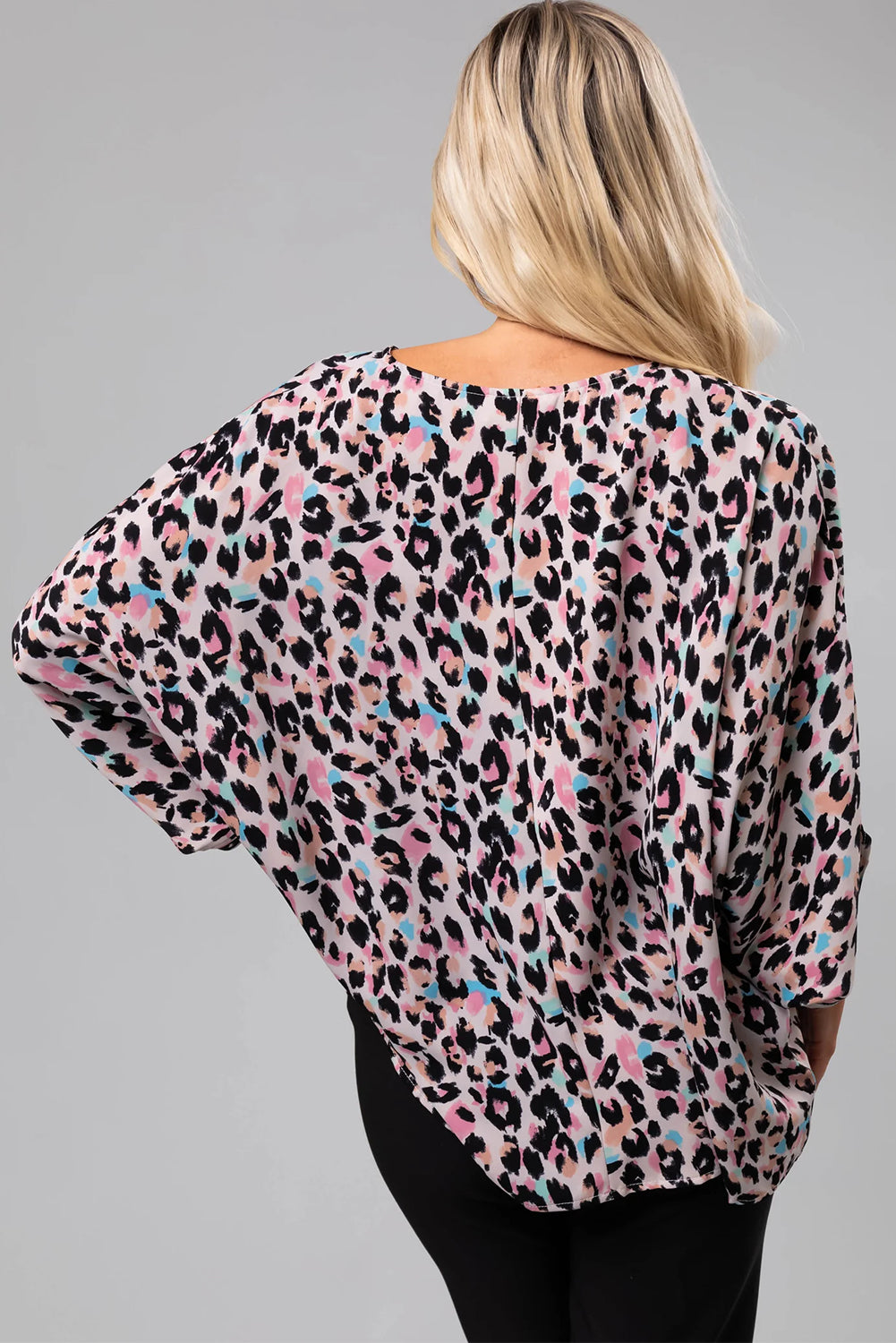 Pink Mixed Leopard Print V Neck Oversized BlouseMaterial:100%Polyester

• Embrace your wild side with this blouse, perfect for adding a trendy touch to your wardrobe.
• The batwing sleeves of this blouse create 