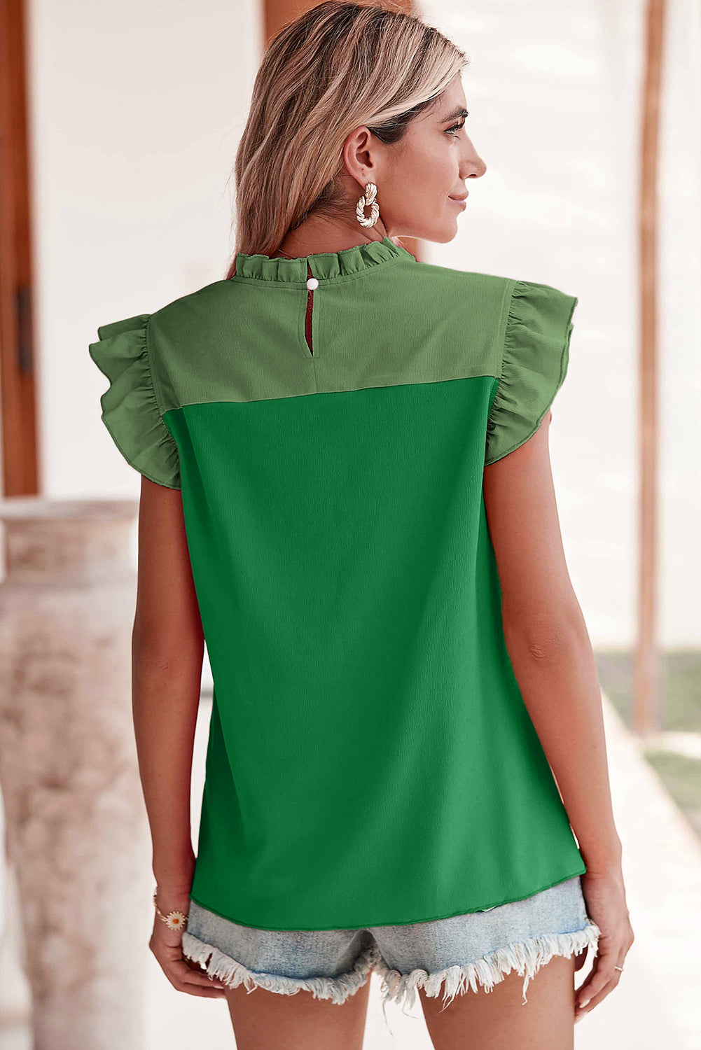 Bright Green Two Tone Pleated Ruffle Trim BlouseMaterial:95%POLYESTER+5%ELASTANE



		This blouse features a unique two-tone design, with contrasting colors on the upper and lower parts. 
	
	
		The pleated ru