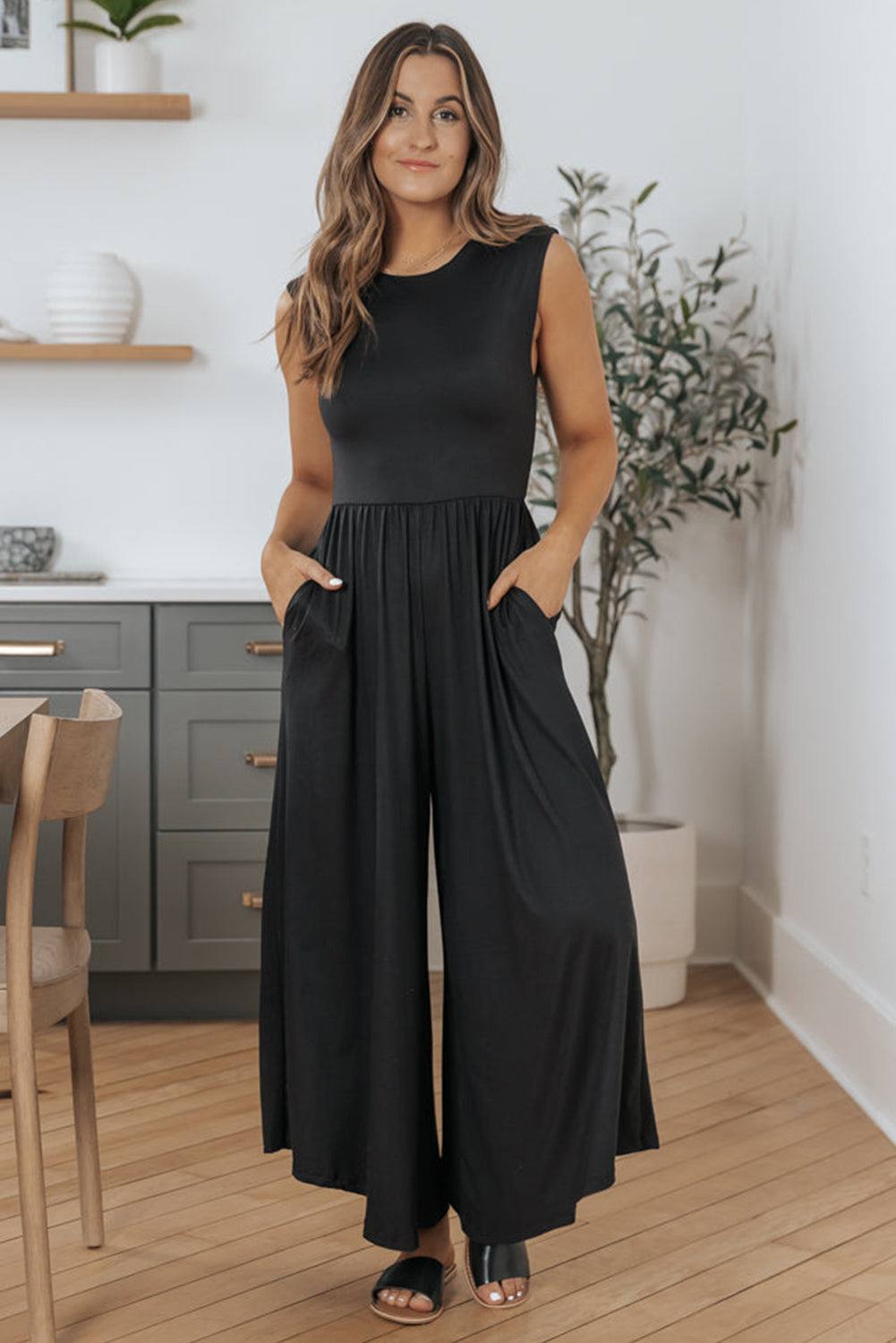 Black Solid Color Open Back Sleeveless Wide Leg JumpsuitMaterial:65%Polyester+30%Viscose+5%Elastane

• Effortlessly chic and versatile, this black jumpsuit features a high waist design for a flattering silhouette.
• The