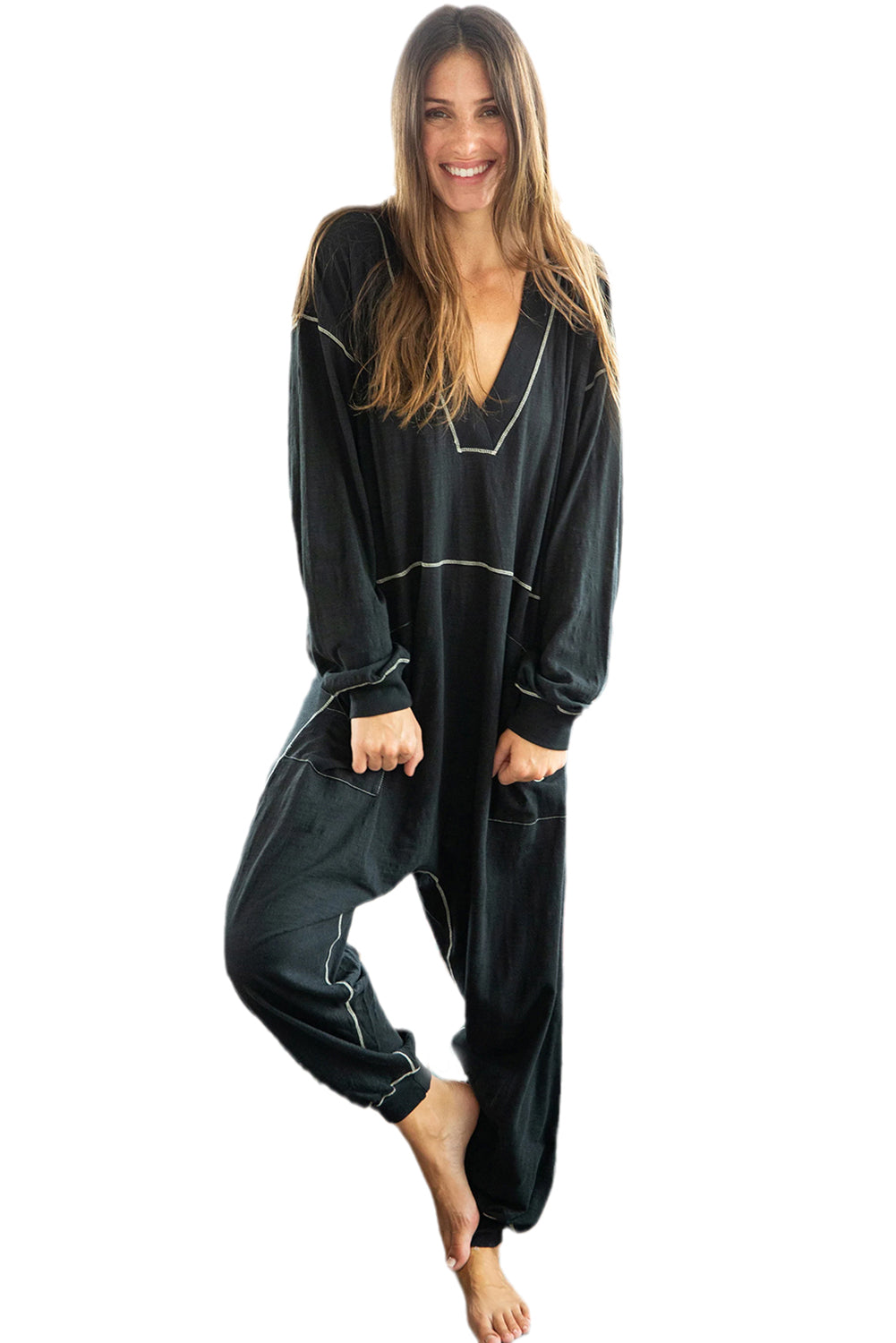 Black Exposed Seam Oversized Drop Waist JumpsuitMaterial:62.7%Polyester+37.3%Cotton



		The jumpsuit is a fashionable and versatile one-piece outfit that combines comfort and style.
	
	
		This jumpsuit featu