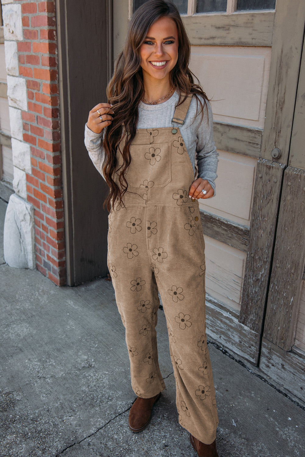 Khaki 60s Flower Print Corduroy OverallsMaterial:100%Polyester

• Embrace retro vibes with our overalls, perfect for a laid-back day out with its casual style and charming floral pattern. 
• Stay hands-f