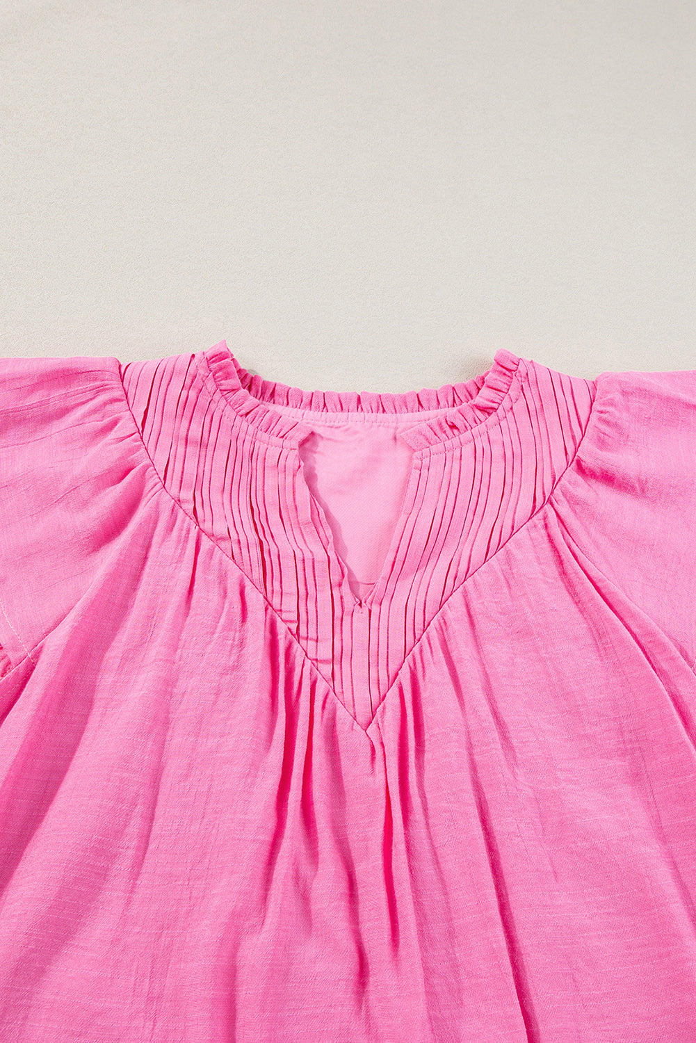 Bright Pink Frill V Neck Splicing Pleated BlouseMaterial:65%Viscose+35%Polyester



		Elevate your wardrobe with our blouse, a versatile and stylish piece that exudes sophistication and charm.
	
	
		This blou