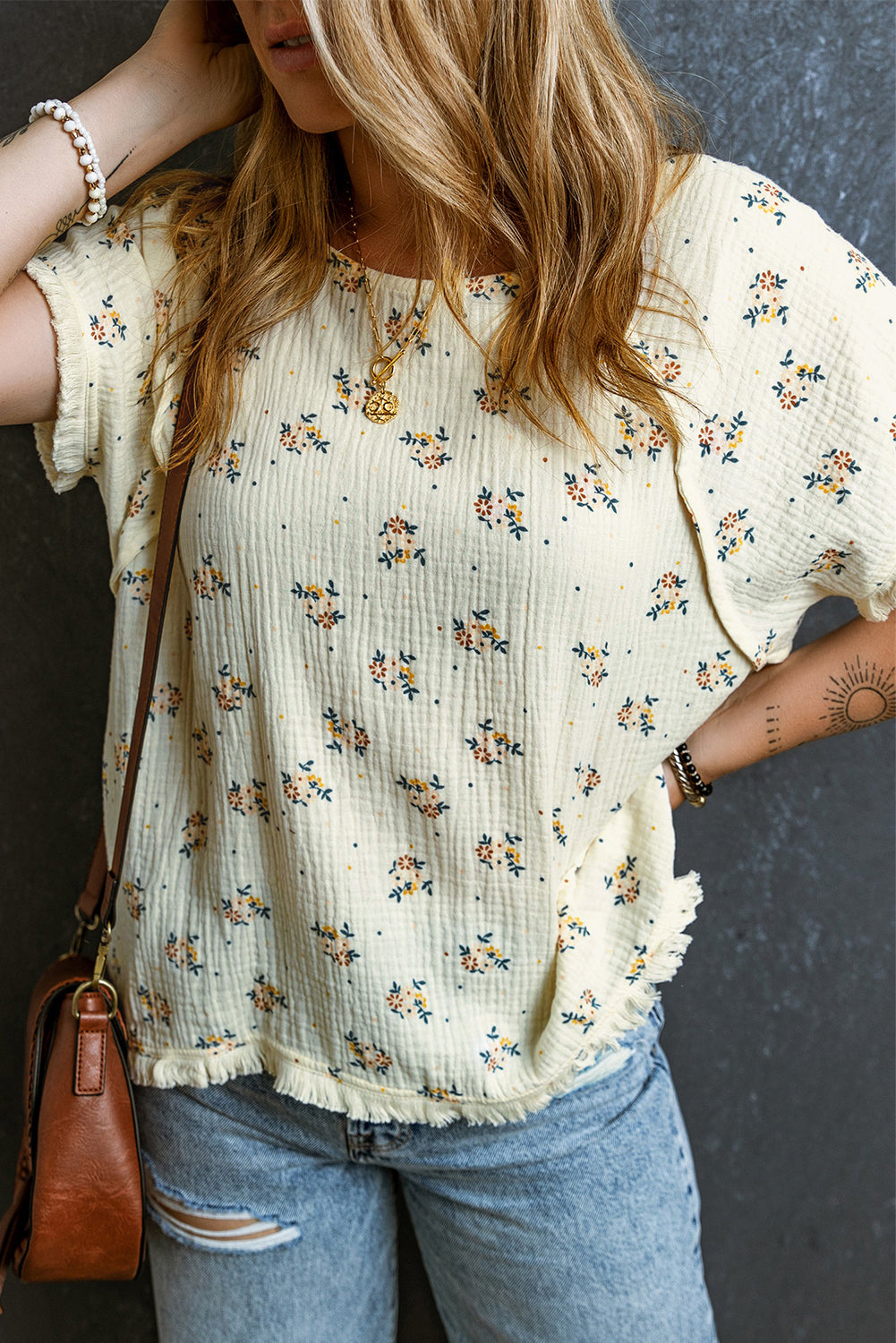 Beige Ditsy Floral Print Fringe Trim Crinkled TopMaterial:100%Cotton

• Embrace bohemian vibes with this top featuring charming fringe trim for a playful touch.
• The crinkled texture adds a relaxed, effortless f