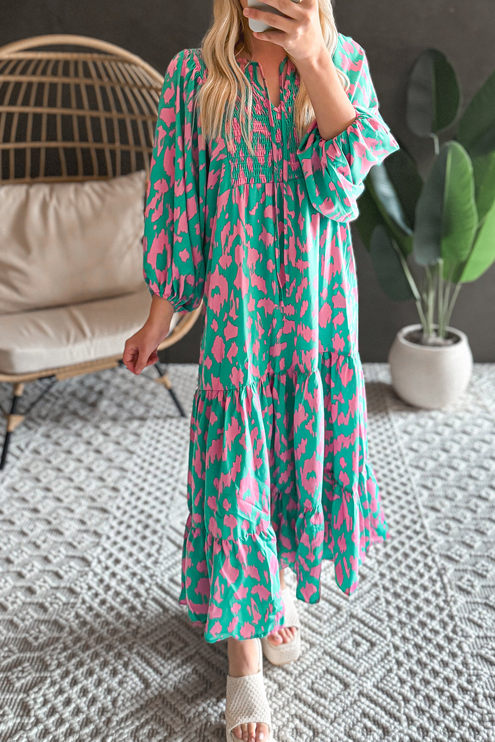 Green Abstract Print Puff Sleeve Smocked V Neck Maxi DressMaterial:100%Polyester

• Embrace the essence of nature in this maxi dress, featuring a V-neckline that accentuates your femininity with a smocked bodice for a flat