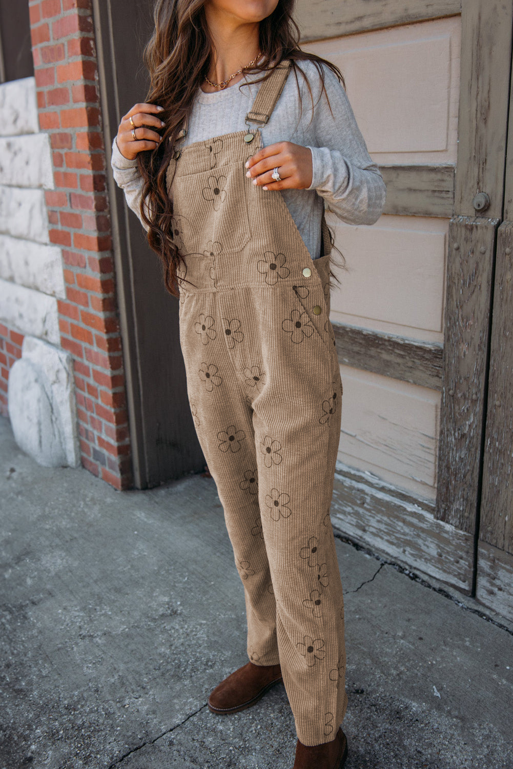 Khaki 60s Flower Print Corduroy OverallsMaterial:100%Polyester

• Embrace retro vibes with our overalls, perfect for a laid-back day out with its casual style and charming floral pattern. 
• Stay hands-f