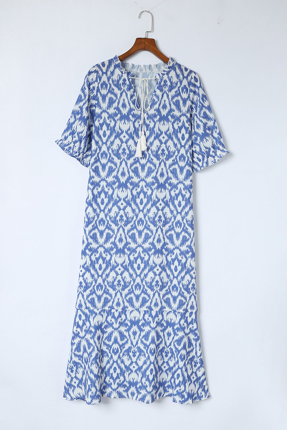 Sky Blue Geometric Print Casual V Neck Maxi DressMaterial:100%Polyester



		•Gorgeous and stylish dress in elegant blue with ruffle trim.
	
	
		•Features a split v-neck and a half-sleeve design that adds some