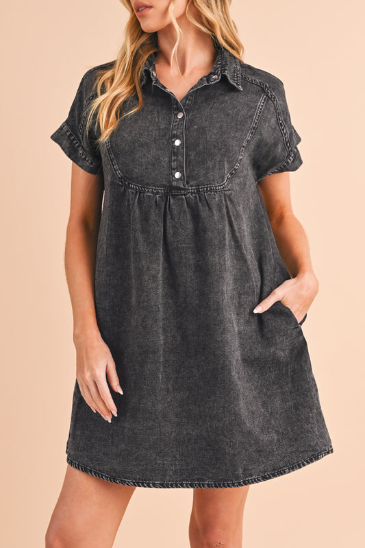 Black Vintage Snap Buttoned Mini Denim DressMaterial:82%Cotton+10%Polyester+8%Viscose



		The mini denim dress features a vintage-inspired design, capturing the timeless and classic appeal of denim fashion.