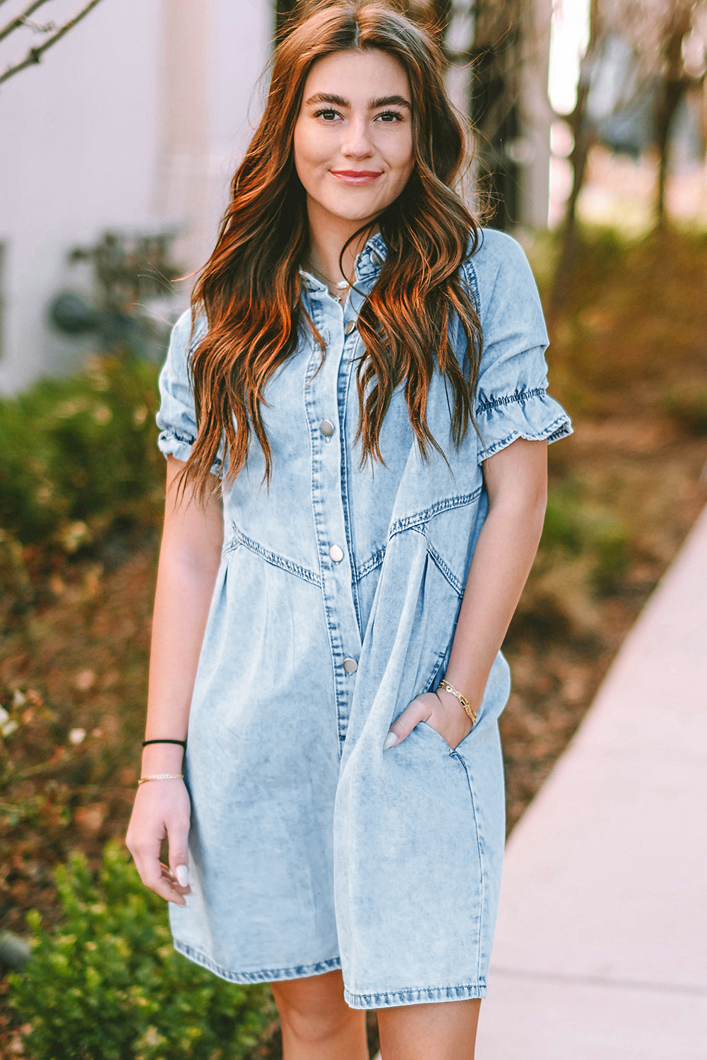 Blue Mineral Washed Ruffled Short Sleeve Pocketed Denim DressMaterial:82%Cotton+10%Polyester+8%Viscose



		This denim dress features short sleeves and a ruffled detail, adding a feminine and playful touch to the design.
	
