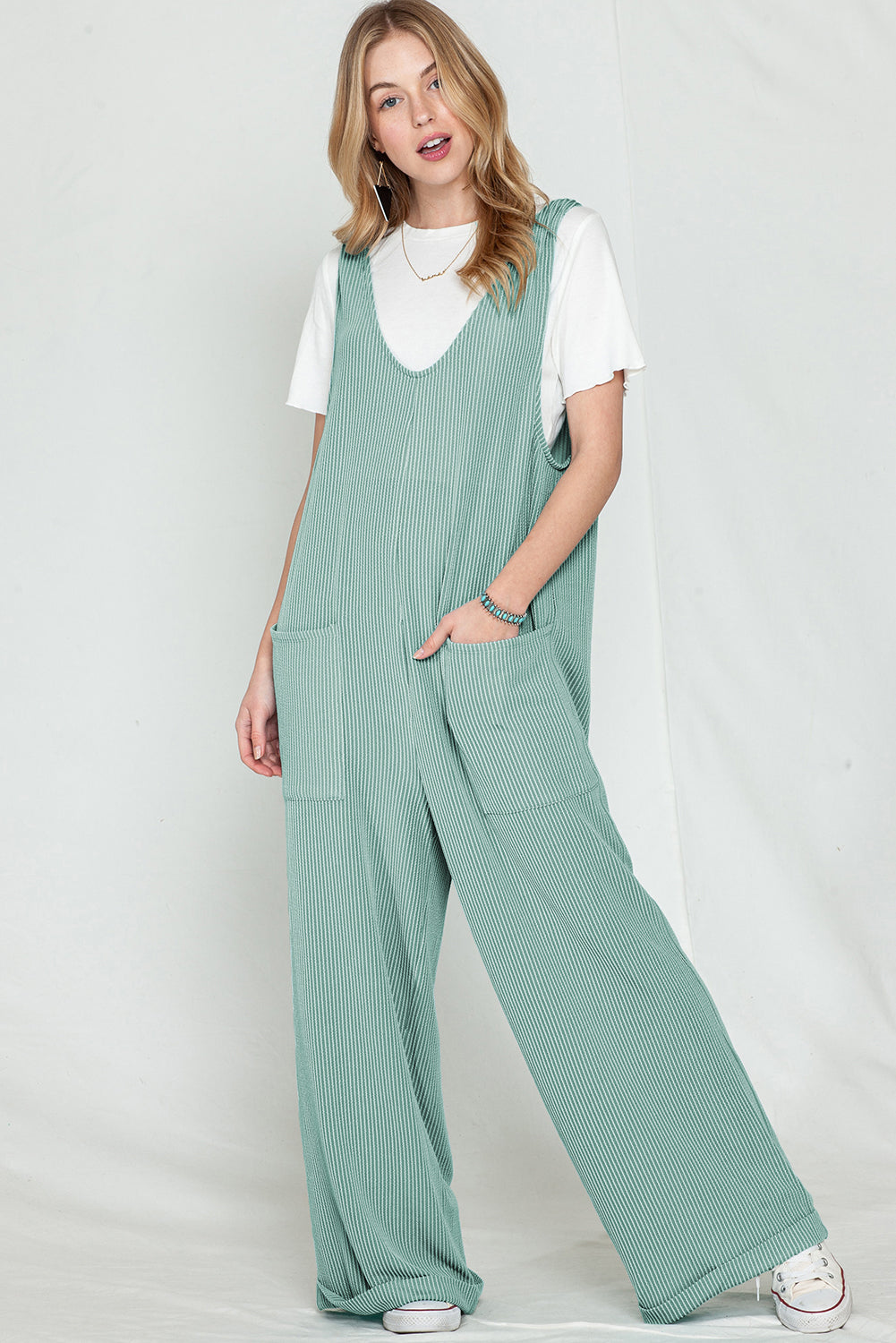 Parchment Pockets Oversized Ribbed Wide Leg JumpsuitMaterial:75％Polyester+20％Viscose+5％Elastane



		The jumpsuit is colored in a vibrant shade, adding a pop of color to your outfit.
	
	
		It features an oversize